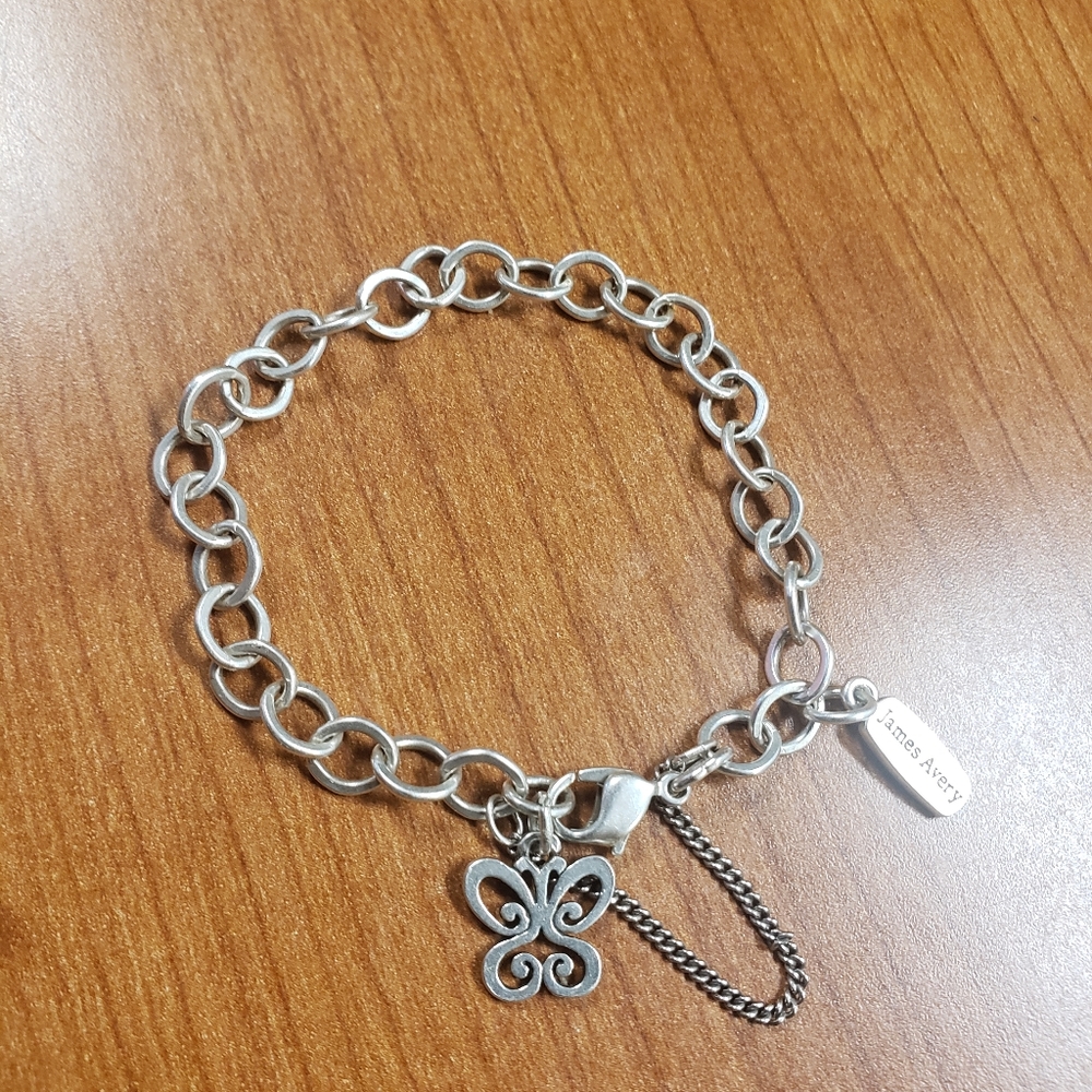 Avery  medium  bracelet  charm